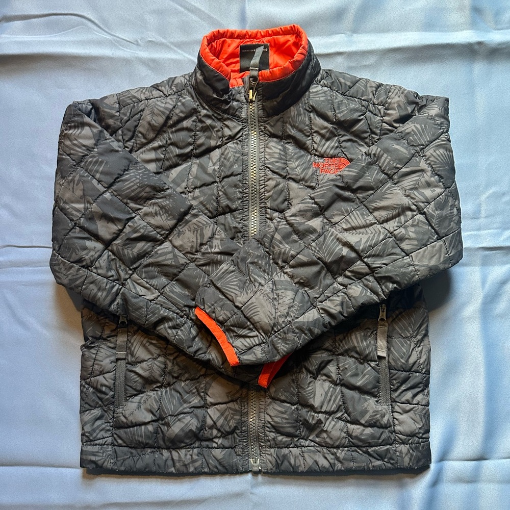 Boys Northface thermoball jacket size xs black gray with red trim